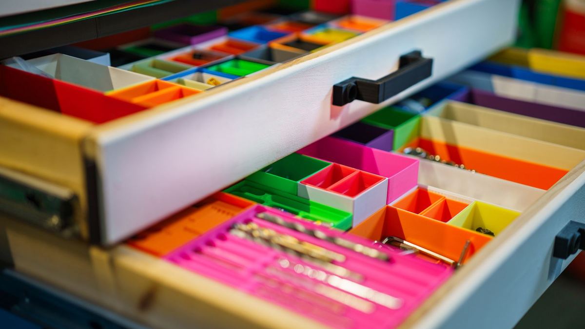 Gaveta organizada com compartimentos coloridos
