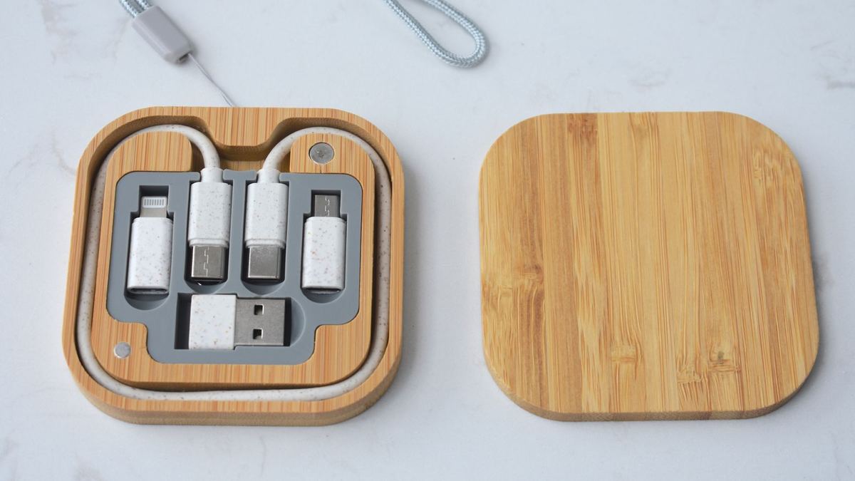 Caixa organizadora com cabos USB e adaptadores sobre superfície branca