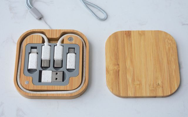 Caixa organizadora com cabos USB e adaptadores sobre superfície branca